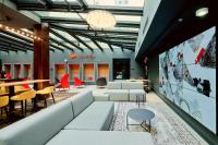 hol z kanapami, stołami i krzesłami w obiekcie Up Hotel Budapest w Budapeszcie