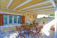Patio alebo iná vonkajšia časť ubytovania Vista Mare Isavros
