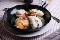 グミュント・イン・ケルンテンにあるHotel Restaurant Platzerの皿の上の黒鉢