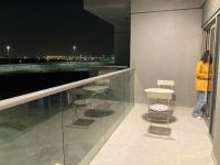 Balkón nebo terasa v ubytování Cozy 1-bedroom apartment in Dubai South with Pool