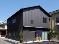 京都市にあるホステル 翠 京都の道路黒灰色の建物