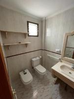 A bathroom at Precioso adosado con parking a 100 metros de la playa