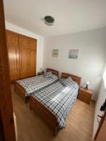 A bed or beds in a room at Precioso adosado con parking a 100 metros de la playa