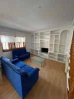 A television and/or entertainment centre at Precioso adosado con parking a 100 metros de la playa