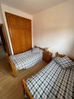 A bed or beds in a room at Precioso adosado con parking a 100 metros de la playa