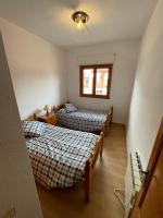 A bed or beds in a room at Precioso adosado con parking a 100 metros de la playa