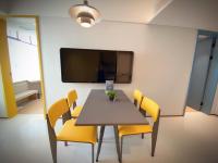 lyf Xi'an Dayanta by Ascott free gym & self-service free laundry roomにあるテレビまたはエンターテインメントセンター