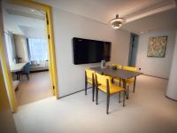 lyf Xi'an Dayanta by Ascott free gym & self-service free laundry roomにあるテレビまたはエンターテインメントセンター
