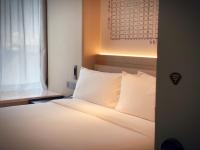 lyf Xi'an Dayanta by Ascott free gym & self-service free laundry roomにあるベッド