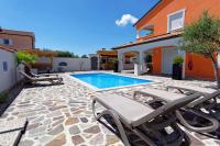 Bazén v ubytovaní Villa Deni by Rent Istria alebo v jeho blízkosti