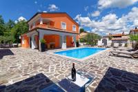 Bazén v ubytovaní Villa Deni by Rent Istria alebo v jeho blízkosti