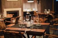 uma mesa com taças de vinho em cima em BOUTIQUE Hotel ENTRY E em Bansko