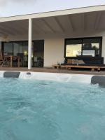 Bazén v ubytovaní North Shore Villas Lajares, MANALARI, Private Jacuzzi alebo v jeho blízkosti