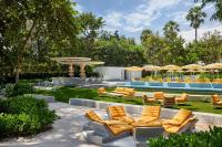 The Standard, Hua Hin في هوا هين: مسبح مع كراسي ومظلات في ساحة