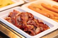 米兹多洛杰威拉777克拉斯科果旅馆的一个装满培根和其他食物的泡沫塑料容器