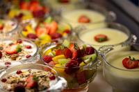 米兹多洛杰威拉777克拉斯科果旅馆的一堆盛着食物的盘子，碗里还放着水果。