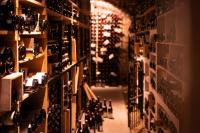 ボーヌにあるロテルのワインのボトルがたくさん入った部屋