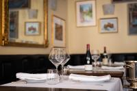 ボーヌにあるロテルのワイングラスをかけたレストランのテーブル