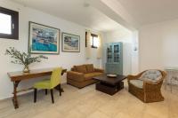Posedenie v ubytovaní Seagrove, Beachfront Villa In Possidi #FeelsLikeHome