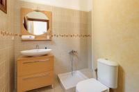 Kúpeľňa v ubytovaní Seagrove, Beachfront Villa In Possidi #FeelsLikeHome