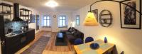 Televízia a/alebo spoločenská miestnosť v ubytovaní Apartament w Rynku