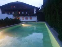 una piscina frente a una casa por la noche en Residence Baumgartner, en Fiè