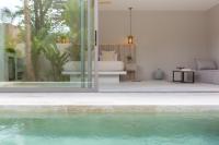 Der Swimmingpool an oder in der Nähe von Cielo Boutique Hotel & Spa Samui