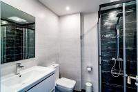 A bathroom at SAT2 - Modern 2 bedroom apartment with ocean view