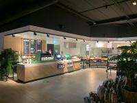 una tienda con un mostrador en medio de una habitación en Gr8 Hotel Maastricht Aachen Airport, en Beek