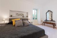 Posteľ alebo postele v izbe v ubytovaní Duomo Seaside Deluxe Apartment by Ortigia Apartments