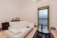 Posedenie v ubytovaní Duomo Seaside Deluxe Apartment by Ortigia Apartments