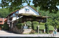 Pension Margarete في Handthal: مبنى مع علامة على جانبه