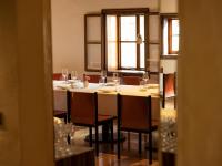 マウテルンドルフにあるMesnerhaus & Gourmetrestaurant Mesnerhaus mit 4 Haubenのダイニングルーム(ワイングラス付きのテーブル付)