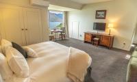 Ein Bett oder Betten in einem Zimmer der Unterkunft Hidden Lodge Queenstown