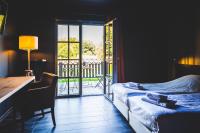 1 dormitorio con escritorio, 1 cama, mesa y ventana en Domaine du Blé, en Wavre