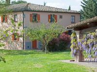 A garden outside Apartment Viola by Interhome