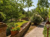 A garden outside Apartment Viola by Interhome