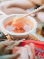 eine Schüssel Essen mit einem Löffel in einer Schüssel Suppe in der Unterkunft Phu Morinn Cafe &Camping Monjam in Mon Jam