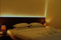 Postel nebo postele na pokoji v ubytování Violet Inn Hotel