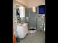 Koupelna v ubytování Apartment in Okrug Gornji with sea view, terrace, air conditioning, WiFi 5069-4