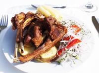 ein weißer Teller mit Essen mit Fleisch und Gemüse in der Unterkunft Hotel Magdalena Campestre in Bezirk Santa Rosa de Quives