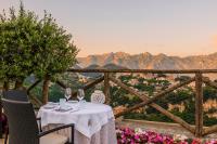 Nespecifikovaný výhled na hory nebo výhled na hory při pohledu z hotelu