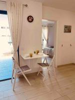 Posezení v ubytování Apartment Luna -modern one bedroom apartment in central Puerto del Carmen