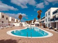 Bazén v ubytování Apartment Luna -modern one bedroom apartment in central Puerto del Carmen nebo v jeho okolí