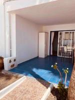 Bazén v ubytování Apartment Luna -modern one bedroom apartment in central Puerto del Carmen nebo v jeho okolí