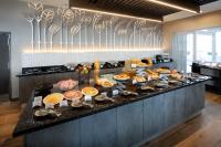 Una línea de buffet con muchos tipos diferentes de comida. en O2 Beach Club & Spa All Inclusive by Ocean Hotels, en Christ Church