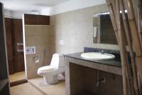 Ein Badezimmer in der Unterkunft Samui Beach Residence Hotel