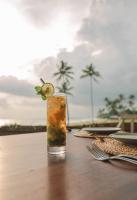 ウェリガマにあるNaomi Beach Resort - Adults onlyの石灰の上のテーブルの上のドリンク