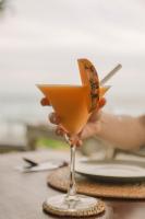 ウェリガマにあるNaomi Beach Resort - Adults onlyの飲酒をテーブルの上で持つ者