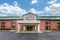 Un edificio con un estacionamiento enfrente. en Comfort Inn Matthews &#47; Charlotte, en Matthews